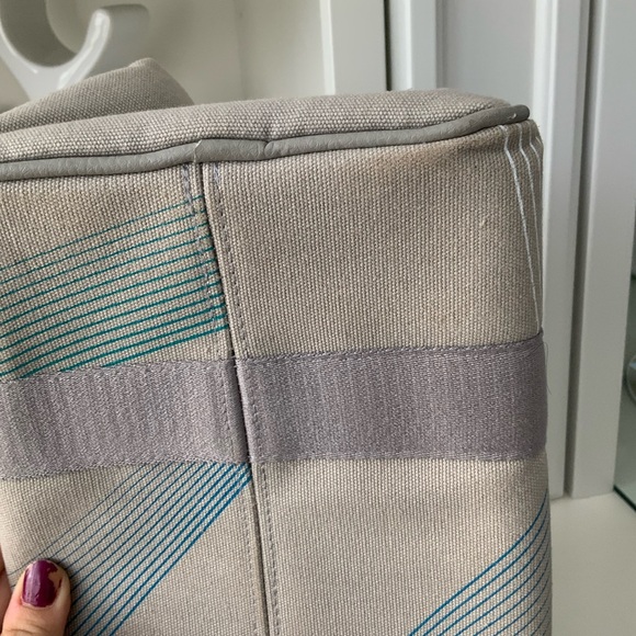 Vintage Y2K Vancouver 2010 Olympics limited edition Medium Shoulder Gray Purse - Picture 6 of 16